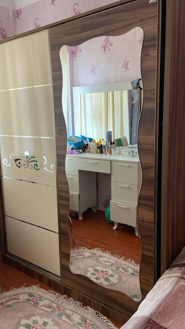 шкаф в гостинную: Dolab
250azn
Qaracuxur 7200 leli