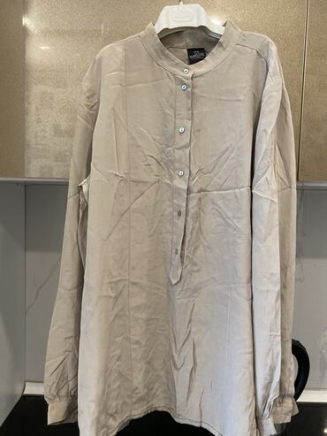 Dəstlər, kostyumlar: Qadın geyimləri 3 azn her biri 1) Açıq boz rəngli qısaqol bluz: - — 10