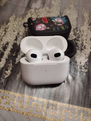bultuzlu nauşnik: Apple airpods 3 az işlenib problemi yoxdu qabıda var üstünde hediye