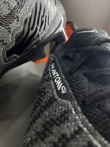 Бутсы: Футбольные бутсы Nike Phantom с серым вязаным верхом и яркими — 9
