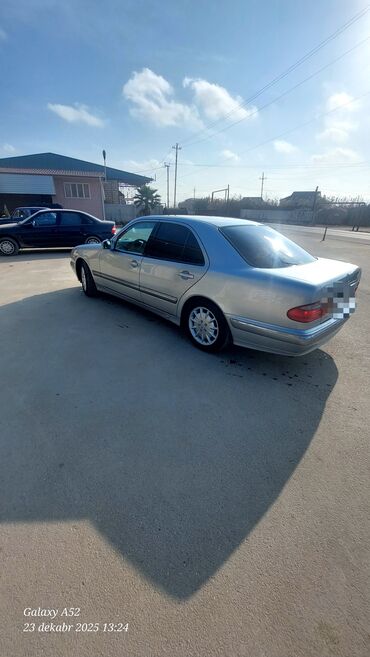 Mercedes-Benz: Mercedes-Benz E 240: 2.4 l | 2000 il Sedan — 3