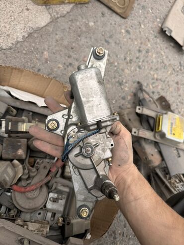 Другие автозапчасти: Набор различных автозапчастей, включая ремни безопасности, панель — 50