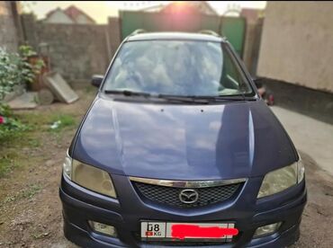 мазда фамил: Минивэн Mazda Premacy тёмно-синего цвета, оснащённый рейлингами на
