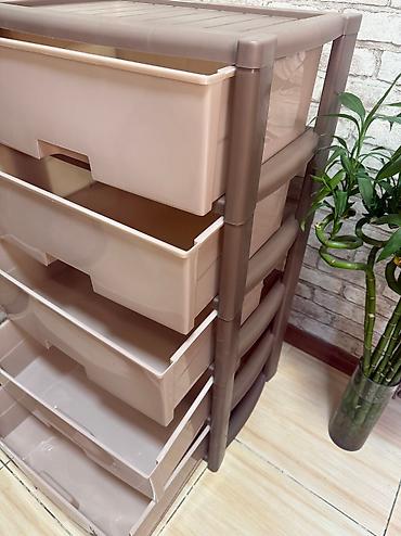 Комоды для одежды: Пластиковый комод с пятью выдвижными ящиками белого цвета и салатовым — 14