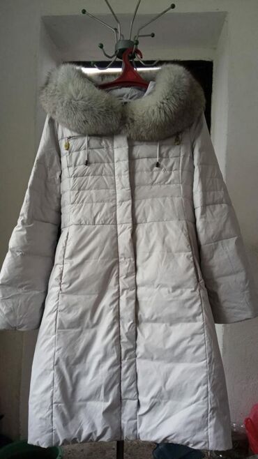 Пуховики и зимние куртки: Пуховик размер 46-48 натуральный красивый мех на копюшоне