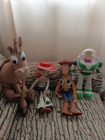 Игрушки: Məhsul: Toy Story kolleksiya fiqurları dəsti Tərkib: - Buzz Lightyear