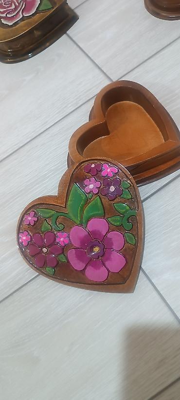 Шкатулки и подставки: Деревянные шкатулки в форме сердца с рельефной ручной росписью. - — 11