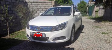 BYD: Белый седан BYD е5. Удобный и практичный автомобиль для повседневных