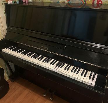 piano koklənməsi: Kuban markasına aid köhnə model piano. İstifadə olunan pianodur — 1