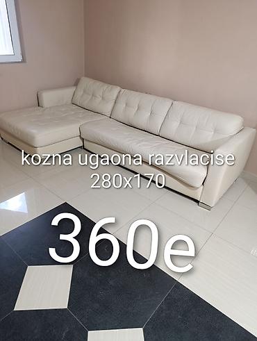 Ugaone garniture: Nameštaj – više artikala 1) Drvena vitrina sa staklenim krilima – — 3