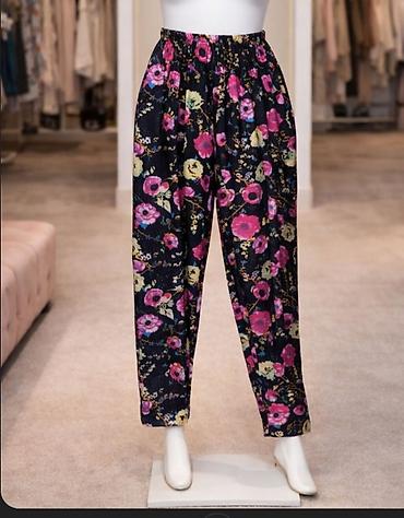 sorc sa postavom: Ženske pantalone sa cvetnim printom - Kroj: komotan, ravne nogavice — 1