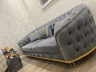 stullarin uzlenmesi: Boz rəngli, klassik Çester üslubunda yumşaq divan - Material: Yumşaq — 1