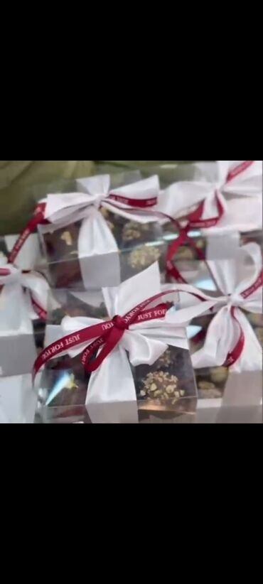 Кондитерские изделия, сладости: Наборы клубники в шоколаде в подарочных коробках. - Ассорти свежей