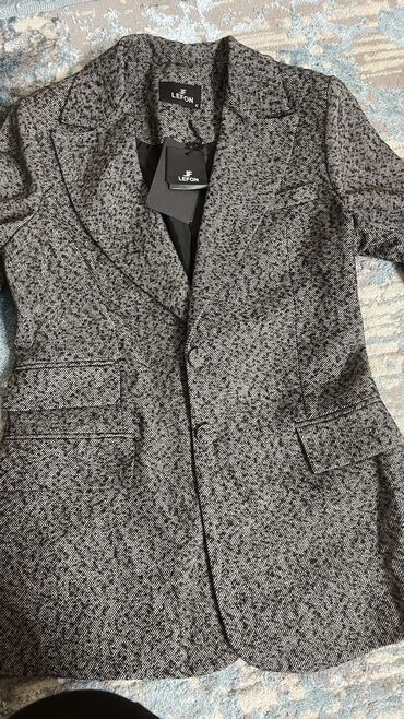 твидовый пиджак: Пиджак LEFON 
Новое, размер S,M
5500 сом