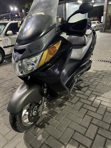 мотоцикл с коляской: Скутер Suzuki Skywave 420 кубов, имеет большой передний обтекатель и