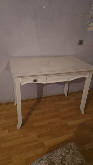 Gəzinti arabaları: Ayla91Yağmur firması yazı masası 120manata satılir.Ruçkaları var.Ünvan