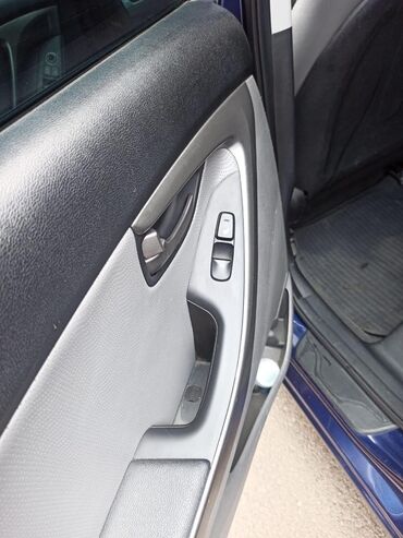 Hyundai: Hyundai Elantra sedan – tünd mavi rəng, aerodinamik kuzov və xrom ön — 4