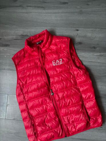 UA Men's vests: Velicina s. m. lagan. oko 200grama. original. tamnija crvena uzivo