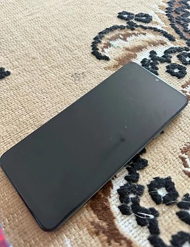 note 3: Смартфон realme, черный цвет. Основные особенности: - Корпус: матовый — 4