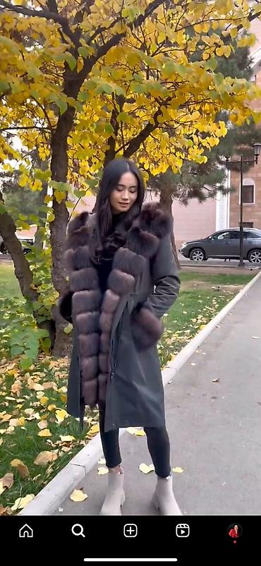 Пуховики и зимние куртки: Продаю НАТУРАЛЬНУЮ парку. Очень теплая и мягкая.Нарукавники — 5