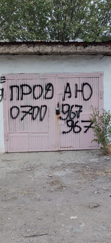 кирком кв: Гараж с распашными металлическими воротами. - Тип: капитальный гараж
