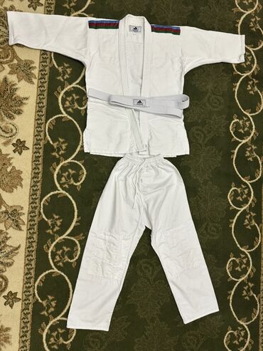 Boşqablar: Adidas ağ rəngli cüdo kimono dəsti cüdo məşqləri və yarışları üçün