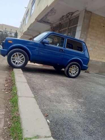 kreditlə maşınlar: VAZ (LADA) 4x4 Niva: 0.7 l | 2015 il 142813 km