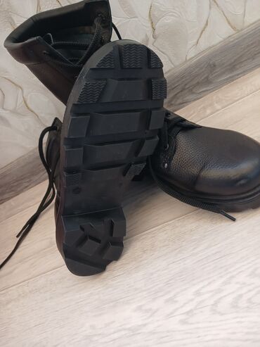 мужские обувь: Продаю берцы новые производство Кыргызстан размер 41. прошу 2500сом
