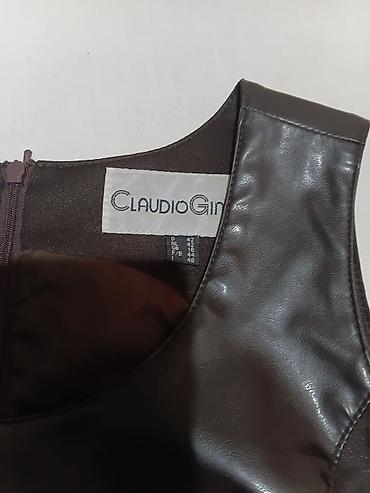 aksa: Braon mini haljina bez rukava, brenda Claudio Gini. Model u kroju — 10