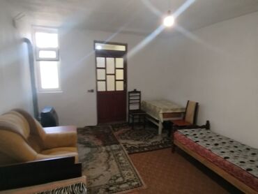 Kirayə otaqlar: NZS de 165 mektebe yaxin butun eayalari olan qaz isiq su daimi olan