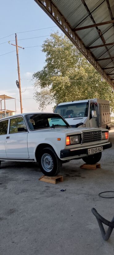 VAZ (LADA): LADA 2107 sedan – klassik ağ rəngli, 4 qapılı, arxa ötürücülü model — 2