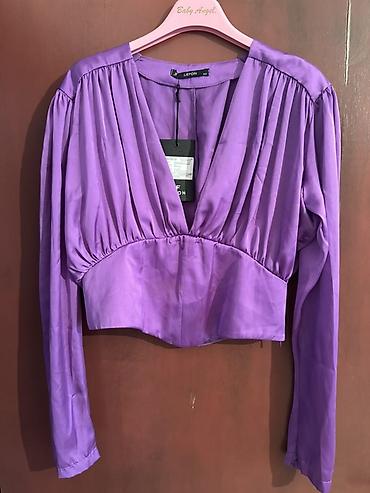 parka s: Ljubičasta ženska bluza sa dugim rukavima i dubokim V-izrezom. Model — 1