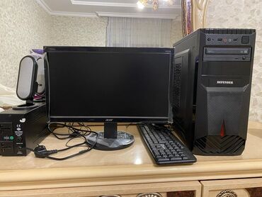 masaustu pc: Acer monitoru, Defender korpusu olan stolüstü kompüter, klaviatura