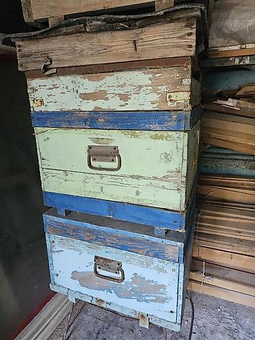 Arılar: Arı yeşikləri və künc dəmirləri satılır
Qiymet danisiq esasinda — 3