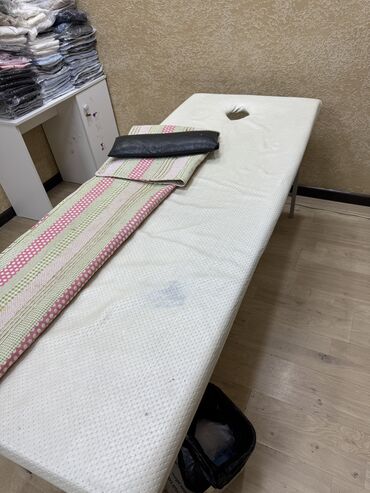 Другое оборудование для салонов красоты: Срочно продаю:

Кушетка 
Помощники 
Маникюрный стол