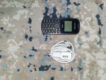 Digər mobil telefonlar: Kişik ölçülü, qara rəngli Kgtel mobil telefonu. Telefon nömrə yığmaq