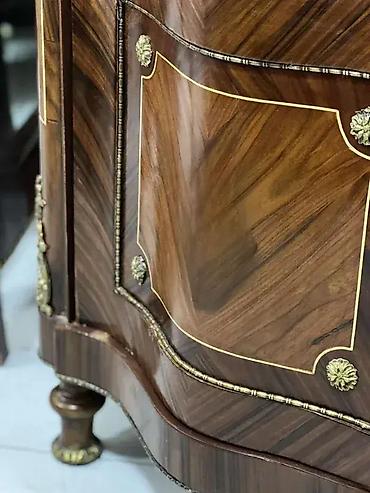 forma ideale ormani: Stilska vitrina sa prelepim ukrasima 🪞 Odlično stanje Dimenzije: 📏 — 6