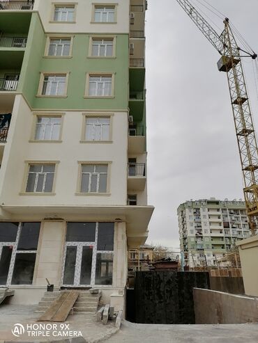 Mağazalar: Bina 28 may küçəsində yerləşir Ev binanın 3 cü mərtəbəsində yerləşir — 2