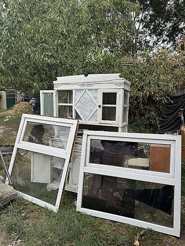 ПВХ-оконные рамы и дверь Описание: - Две белые пластиковые оконные
