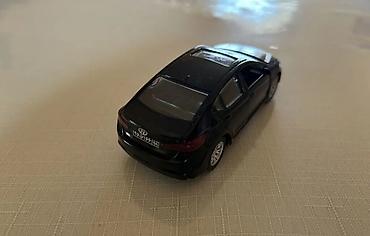 stacktrack oyuncaq dəsti: Qara rəngli Toyota Prius miniatür modeli - Miqyas: təxmini 1:32 — 7