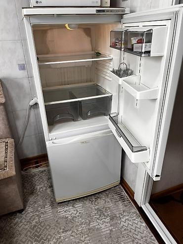 mini refrigerator: Холодильник Atlant, Б/у, Двухкамерный — 3