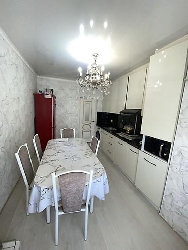 silver kitchen: Светлая кухня-столовая с техникой и санузел - Просторная вытянутая — 1