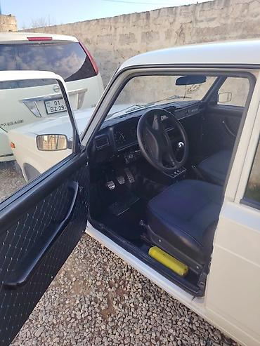 lada qapi: VAZ 2107, ağ rəng, sedan kuzov. - Klassik dizayn: xrom ön barmaqlıq — 3