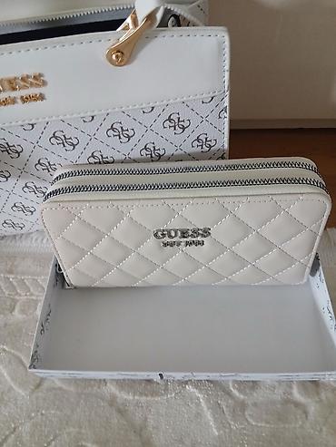 celine torbe: GUESS set – torba i novčanik u svetloj, krem/beloj boji - Brend — 3