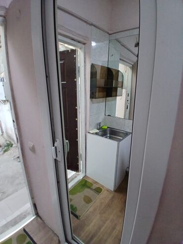 a frame evlər kirayə: Kirayə üçün kiçik, mətbəxli otaq - Girişdən birbaşa mətbəx sahəsi