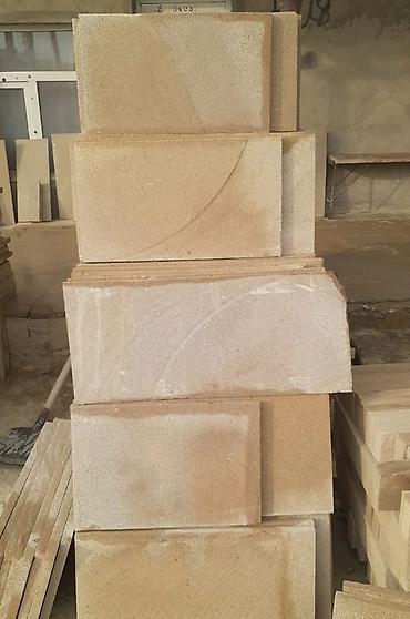 Dekorativ daşlar: Qumdaşı üzlük plitələri Məhsul təsviri: - Təbii qumdaşından kəsilmiş — 60