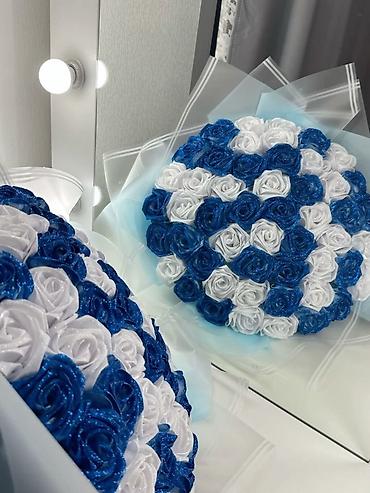 qar: Mavi və ağ rəng palitrasında hazırlanmış süni gül buketi. - Material — 1