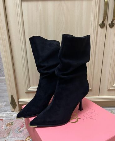 Сапоги: Сапоги на шпильке, очень хорошее качество, новый ни разу не носили