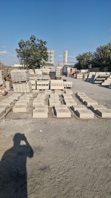 Beton dirəklər: Hər ölcüdə beton dirəklər .yol isarələri.kabel isarələri kanalzasiya — 23