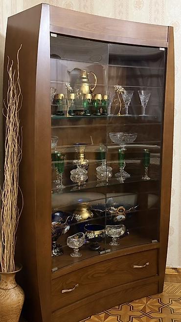 мебель для гостиной: Mebel dəsti – şüşəli vitrin və TV stendi - Material: tünd qəhvəyi — 1